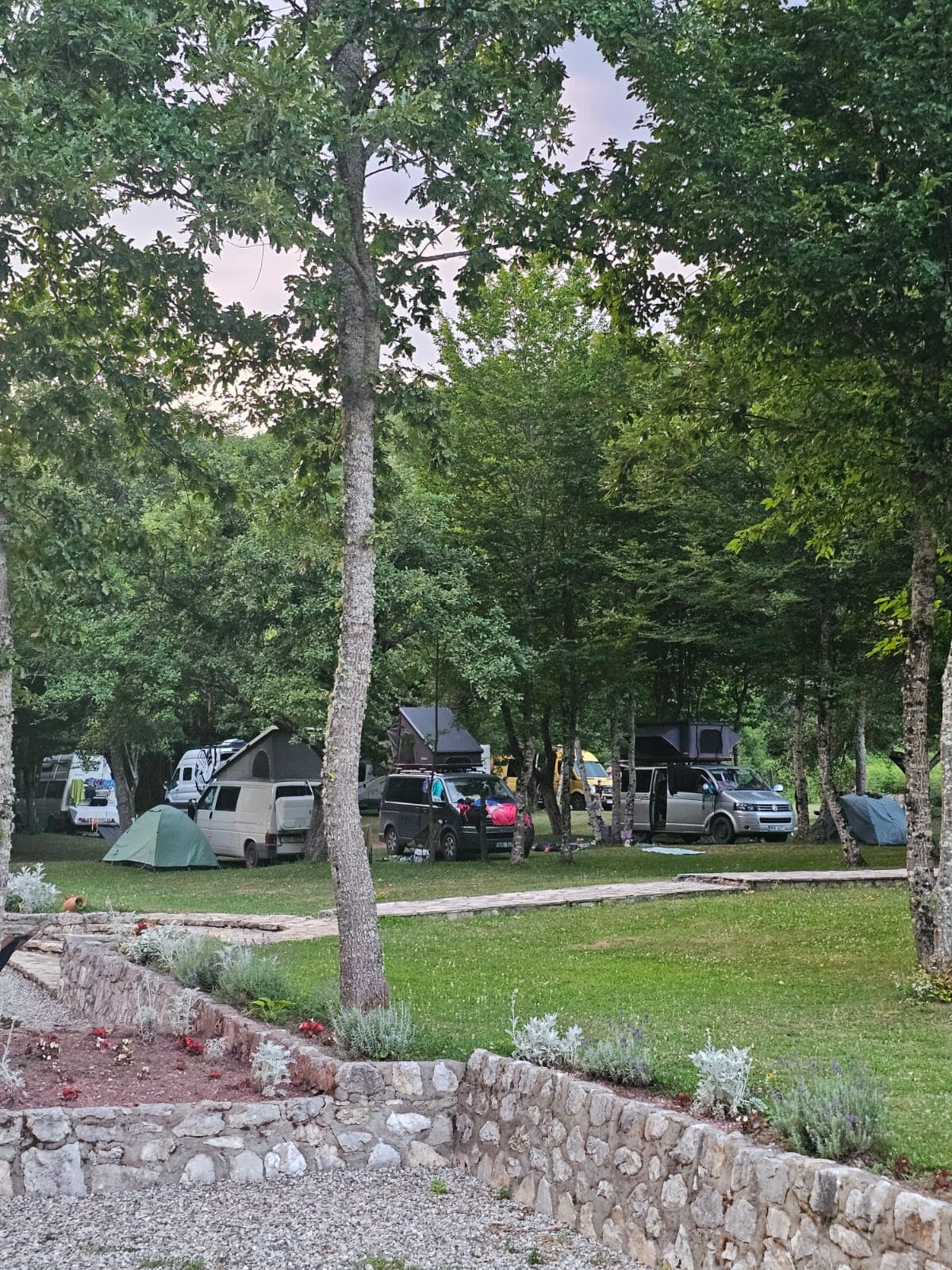 Auto kamp Konak — kamperi pod krošnjama