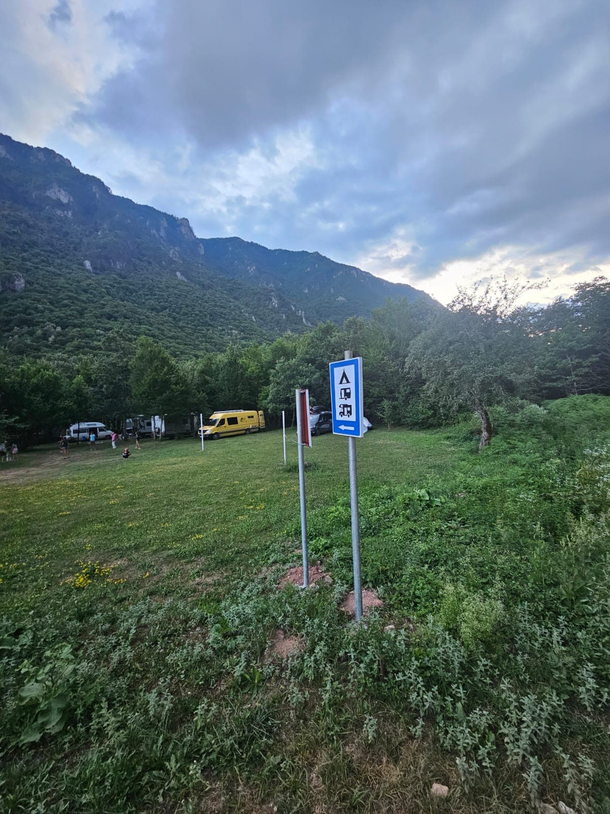 Auto kamp Konak — parcele za kampere uz rijeku