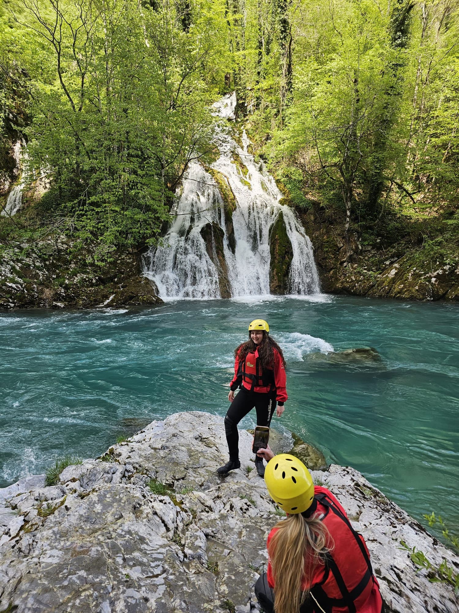 Kanjoning Hrčavka — učesnici ispred vodopada u kanjonu
