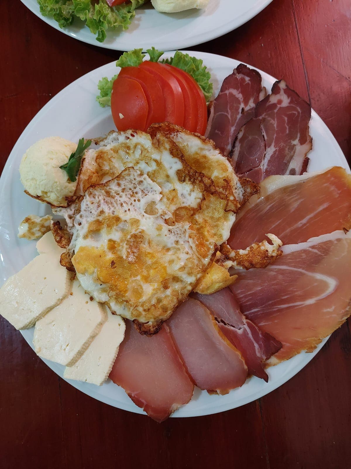 Domaći doručak — jaja, pršuta, sir i kajmak