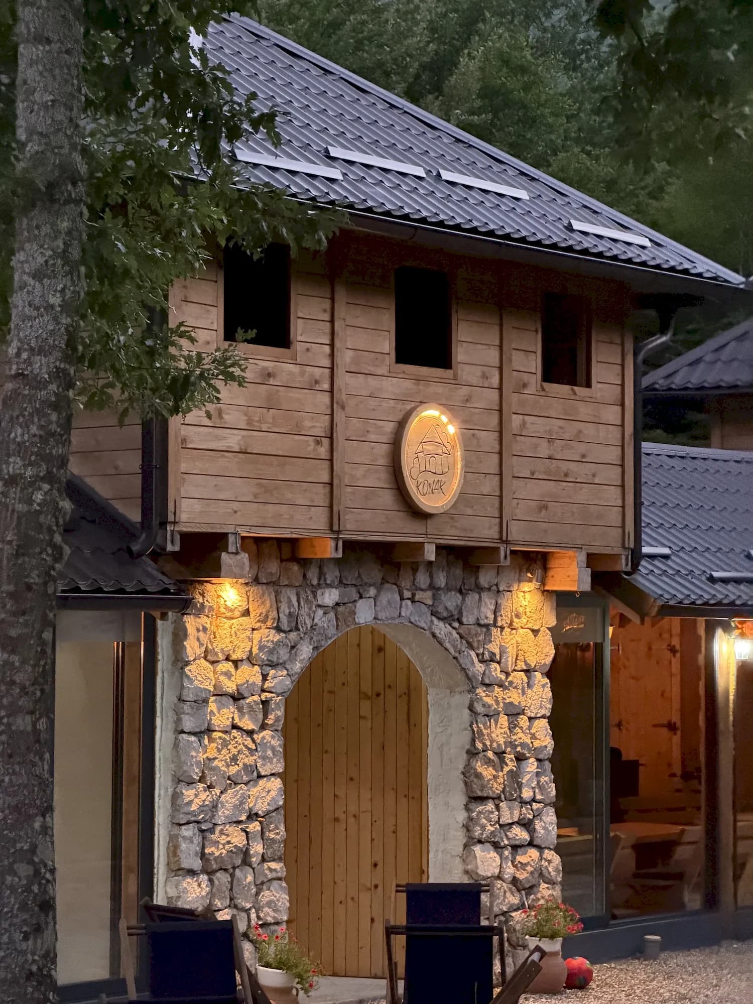 Lux bungalovi kampa Konak uz rijeku