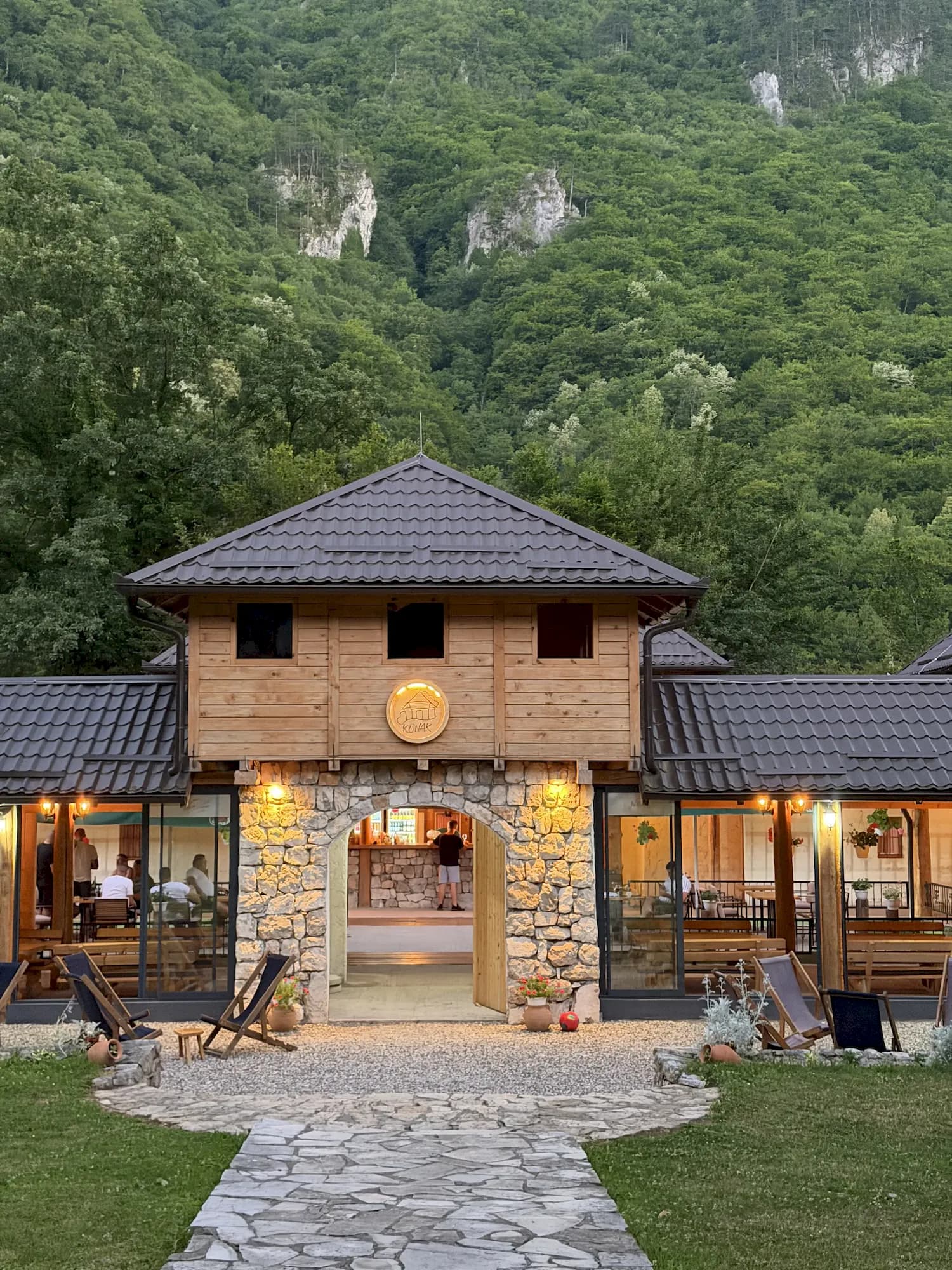Veče u kampu Konak — atmosfera uz rijeku
