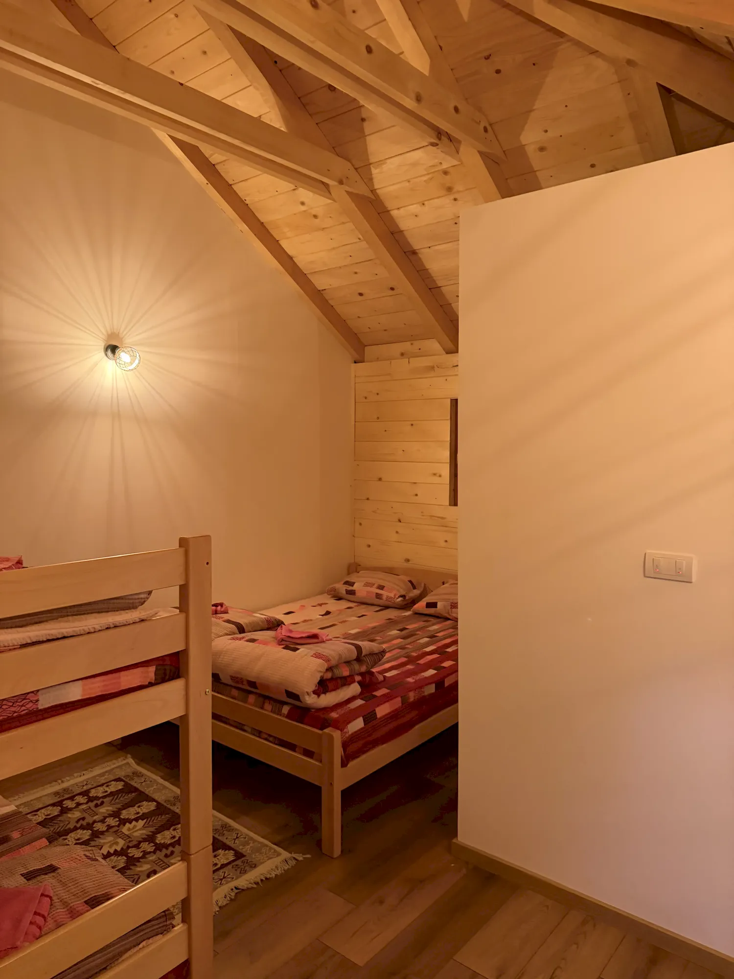Unutrašnjost lux bungalova kampa Konak