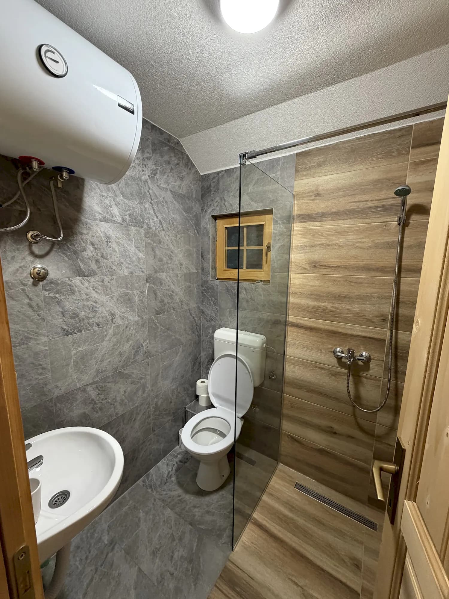 Kupatilo u bungalovu kampa Konak